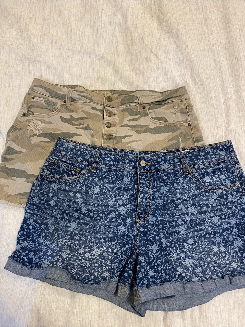 Time and Tru Women’s High-Rise Shorts Size 18 Camo & Floral Denim
